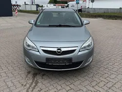 Silber Gebraucht 2012 Opel Astra Design Edition Limousine | 2.450 € (Fairer Preis)