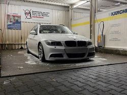 Weiß Gebraucht 2009 BMW 330 Kombi | 8.500 €