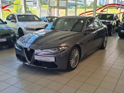 Grau Gebraucht 2016 Alfa Romeo Giulia Super Limousine | 12.950 € (Teuer)