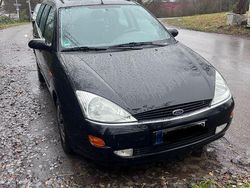 Schwarz Gebraucht 2001 Ford Focus Ghia Limousine | 1.500 € (Guter Preis)
