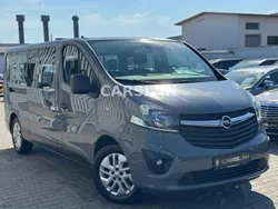 Grau Gebraucht 2016 Opel Vivaro Van | 18.498 € (Teuer)