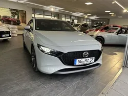 Weiß Gebraucht 2024 Mazda 3 Exclusive-Line Limousine | 24.990 € (Guter Preis)