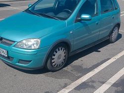 Grün Gebraucht 2005 Opel Corsa Kleinwagen | 1.250 €