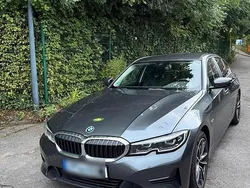 Grau Gebraucht 2022 BMW 330e Advantage Limousine | 31.500 € (Etwas zu teuer)