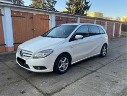 Weiß Gebraucht 2011 Mercedes 180 Limousine | 5.500 €