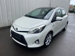 Weiß Gebraucht 2012 Toyota Yaris Hybrid Club Limousine | 8.990 € (Teuer)