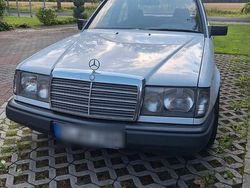 Weiß Gebraucht 1989 Mercedes E230 Limousine | 9.000 €