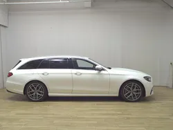 Weiss Gebraucht 2021 Mercedes E220 AMG line Kombi | 28.780 € (Fairer Preis)