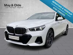 Mineralweiss metallic Gebraucht 2024 BMW 520 M Sport Limousine | 51.777 € (Superpreis)