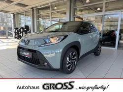 6x3)/ black mica (209) (gruen Gebraucht 2024 Toyota Aygo Team Kleinwagen | 18.996 € (Etwas zu teuer)