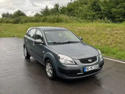 Grau Gebraucht 2005 Kia Rio 2 Kleinwagen | 2.100 €