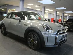 Moonwalk gray metallic Gebraucht 2022 Mini Cooper SE Essential Kleinwagen | 18.980 € (Fairer Preis)