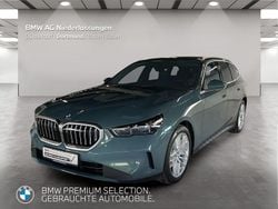 Grün Gebraucht 2024 BMW 520 Comfort Edition Kombi | 46.899 € (Superpreis)