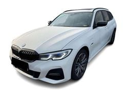 Alpinweiß iii Gebraucht 2022 BMW 330e M Sport Kombi | 30.480 € (Superpreis)