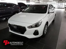 Weiß Gebraucht 2018 Hyundai i30 Pure Limousine | 11.990 € (Fairer Preis)