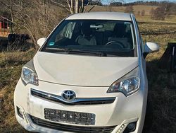 Weiß Gebraucht 2012 Toyota Verso-S Van / Kleinbus | 6.900 € (Fairer Preis)