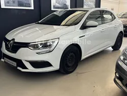 Weiß Gebraucht 2018 Renault Mégane IV Life Limousine | 10.450 € (Fairer Preis)