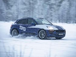 Enzianblaumet. Gebraucht 2021 Porsche Macan Basis SUV | 73.995 €