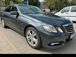 Grau Gebraucht 2010 Mercedes E250 Avantgarde Limousine | 11.900 € (Fairer Preis)