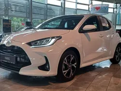 Weiß Neu 2025 Toyota Yaris Hybrid Plus Limousine | 25.890 € (Fairer Preis)