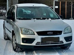 Grau Gebraucht 2006 Ford Focus Limousine | 1.990 € (Fairer Preis)