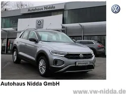 Pyritsilber metallic Gebraucht 2024 VW T-Roc Life SUV | 26.554 € (Superpreis)