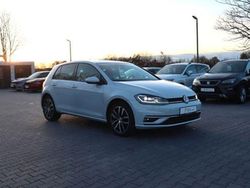 Weiß Gebraucht 2017 VW Golf VII Highline Limousine | 14.400 € (Fairer Preis)