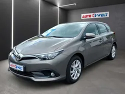 Grau Gebraucht 2017 Toyota Auris Comfort Limousine | 13.490 € (Teuer)