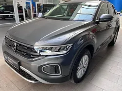Indiumgrau metallic Gebraucht 2024 VW T-Roc Life SUV | 23.990 € (Fairer Preis)