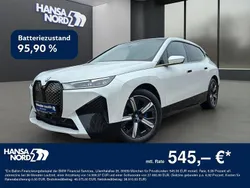 Weiss / mineralweiss (metallic) Gebraucht 2022 BMW iX Sport Line SUV | 53.850 € (Fairer Preis)