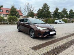 Braun Gebraucht 2015 Toyota Avensis Business Edition Kombi | 9.500 € (Guter Preis)