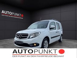 Weiß Gebraucht 2015 Mercedes Citan 111 Van / Kleinbus | 8.900 € (Fairer Preis)
