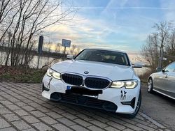 Weiß Gebraucht 2019 BMW 320 Sport Line Limousine | 21.000 €