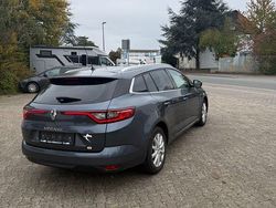 Grau Gebraucht 2016 Renault Mégane III Limousine | 6.750 € (Fairer Preis)