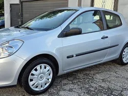 Grau Gebraucht 2006 Renault Clio III Expression Kleinwagen | 2.990 € (Fairer Preis)