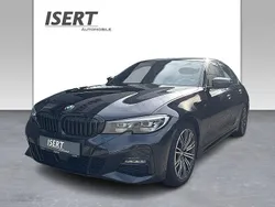 Black sapphire (metallic) Gebraucht 2021 BMW 320 M Sport Limousine | 36.740 € (Etwas zu teuer)