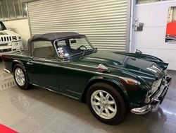 Britisch racing green Gebraucht 1965 Triumph TR4 Cabrio | 27.900 €