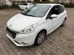 Weiß Gebraucht 2013 Peugeot 208 Kleinwagen | 2.950 € (Etwas zu teuer)