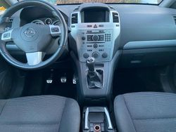 Grau Gebraucht 2005 Opel Zafira Van / Kleinbus | 1.700 € (Fairer Preis)