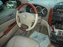 Grau Gebraucht 2010 Toyota Sienna Limited Van / Kleinbus | 5.600 €