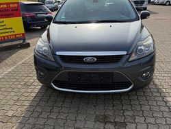 Grau Gebraucht 2009 Ford Focus Titanium Limousine | 2.750 € (Fairer Preis)