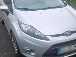 Silber Gebraucht 2012 Ford Fiesta Kleinwagen | 3.500 €