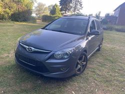 Grau Gebraucht 2012 Hyundai i30 Edition Kombi | 1.300 €
