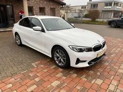 Weiß Gebraucht 2020 BMW 318 Sport Line Limousine | 20.750 € (Fairer Preis)