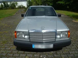 Silber Gebraucht 1988 Mercedes E260 Limousine | 3.900 €