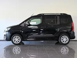 Schwarz schwarz metallic (metallic) Gebraucht 2023 Fiat Doblò Style Van / Kleinbus | 23.950 € (Etwas zu teuer)