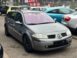 Grau Gebraucht 2004 Renault Mégane II Privilege Limousine | 2.490 € (Etwas zu teuer)