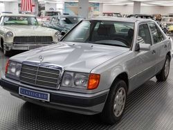Silber Gebraucht 1991 Mercedes E200 Limousine | 8.490 €