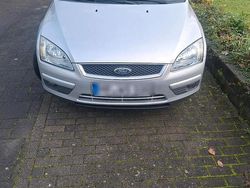 Silber Gebraucht 2006 Ford Focus Limousine | 2.200 €