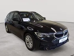 Saphirschwarz metallic Gebraucht 2022 BMW 318 Advantage Kombi | 24.390 € (Guter Preis)